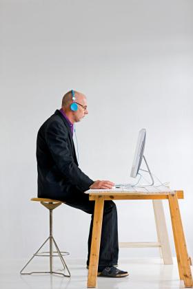 Przyjemny podkład muzyczny pomaga uporządkować myśli, lecz może także wytrącić je z utartych kolein – z korzyścią dla naszej kreatywności.