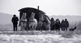 Przepojone nostalgią, poetycko natchnione, statyczne ujęcia swobodnego, wędrownego życia w zgodzie z dzikim rytmem natury.