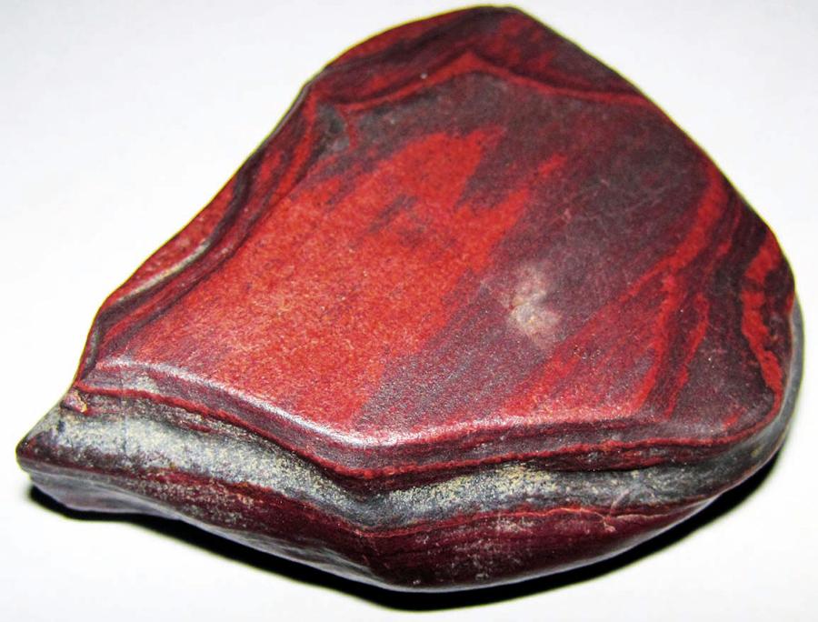 Fragment wstęgowej rudy żelazistej ­bogatej w hematyt.