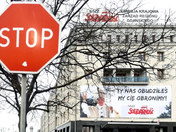 Transparent na gdańskiej siedzibie „Solidarności”.