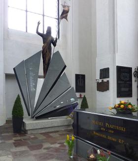 Projekt pomnika ofiar katastrofy smoleńskiej w bazylice Mariackiej w Gdańsku wywołał liczne kontrowersje. Monument ma ponad 6 metrów wysokości i przedstawia zmartwychstałego Chrystusa ponad granitowymi tablicami, na których wyryto nazwiska 96 ofiar.