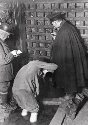 Kontrola celna w jednej z przedzielonych granicą kopalni, 1930 r.