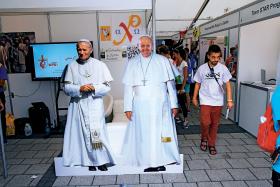 Jedno ze stoisk z ofertami zakonów i stowarzyszeń chrześcijańskich. Krajowe Centrum Powołań na stadionie Cracovii.