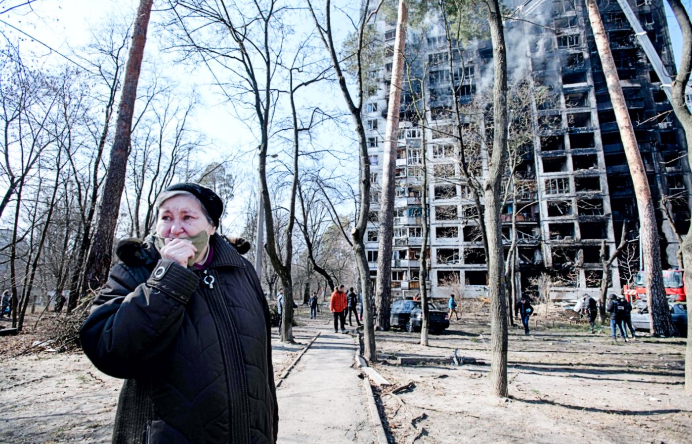Zbombardowany blok mieszkalny w Kijowie