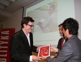 mgr Paweł Mościcki laureta w dziedzinie literaturoznawstwa z red. Ewą Wilk i red. Jerzym Baczyńskim.