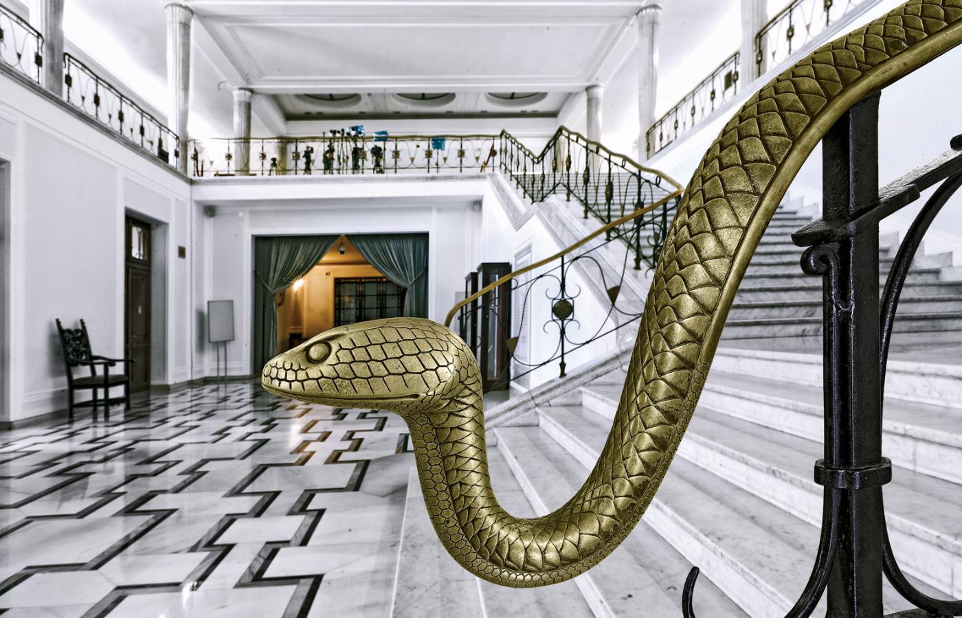 Hall główny Sejmu. Schody wyłożone marmurem z Monte Cassino i poręcz w kształcie węża. Na piętrze stolik dziennikarski, gdzie od 1989 r. bije prasowe serce parlamentu.
