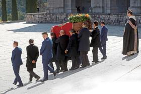 Po 44 latach generał Franco opuszcza Dolinę Poległych.