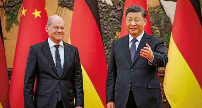 Kanclerz Olaf Scholz z prezydentem Chin Xi Jinpingiem podczas wizyty w Pekinie.