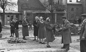 Ostrowiec Świętokrzyski, koniec lat 40. 'Podaj cegłę' na galowo.