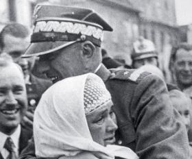 Generał Władysław Bortnowski przytula Polkę z Czechosłowacji po zajęciu Zaolzia, 7 października 1938 r.