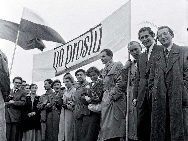 Tygodnik „Po Prostu” był symbolem odwilży, na zdjęciu jego zespół w pochodzie pierwszomajowym w 1956 r. Po likwidacji „Po prostu” z czasem jego rolę przejął nowy tygodnik „Polityka”.