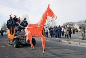 Amerykańscy żołnierze z bazy tranzytowej pod Biszkekiem celebrują Boże Narodzenie.
