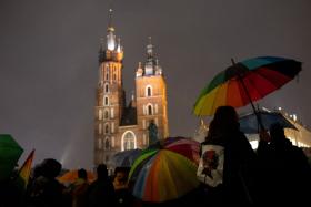 „U nas tradycja zespolenia Kościoła i państwa sięga głębiej. I tutaj należy szukać genezy naszych problemów”. Na fot. Strajk Kobiet, Rynek Główny w Krakowie, 30 października 2020 r.