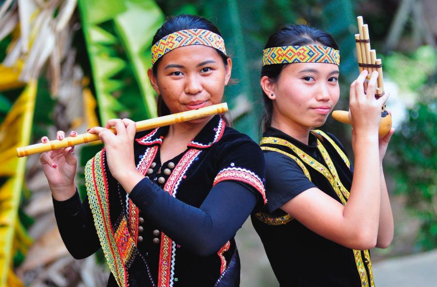Dziewczyny z plemienia Dusun (Sabah, Borneo) grające na tradycyjnych bambusowych instrumentach (flet i sompoton).