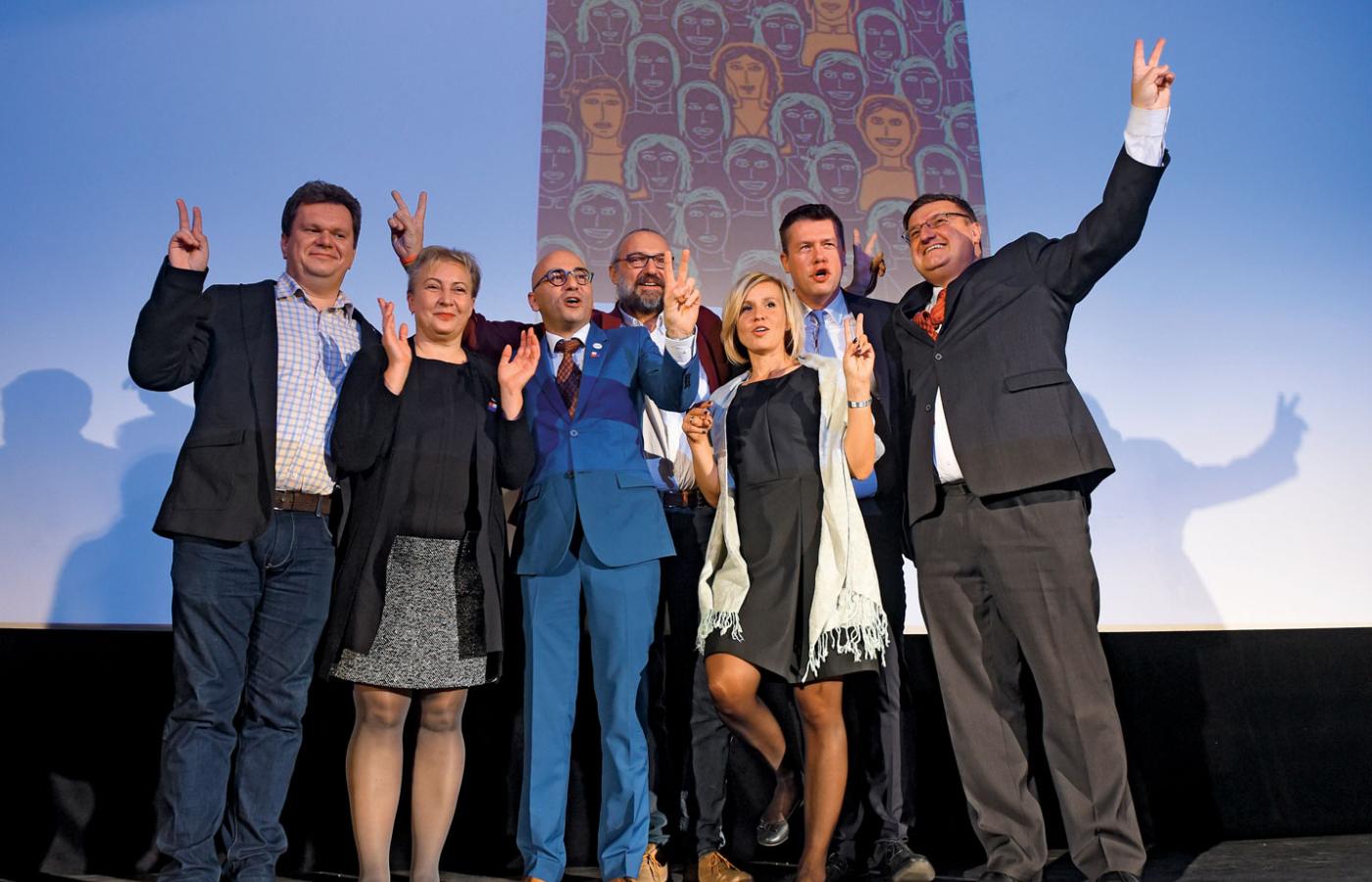Przedstawiciele KOD odbierają Nagrodę Parlamentu Europejskiego. Od lewej: Piotr Chabora, Małgorzata Lech-Krawczyk, Radomir Szumełda, Mateusz Kijowski, Magdalena Filiks, Jarosław Marciniak, Krzysztof Król.
