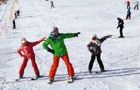 Rozgrzewka na stoku. Pobudza krążenie w mięśniach, dzięki czemu stają się bardziej elastyczne, można też lepiej kontrolować ułożenie ciała.