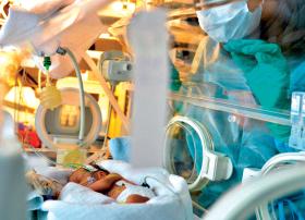 Intensywna terapia noworodka różni się od części oddziału dla donoszonych dzieci. Nie słychać charakterystycznego kwilenia.