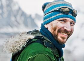 Bjarki Friis, były żołnierz patrolu Syriusza. Dziś opowiada o nim turystom.