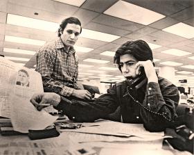Tandem Bob Woodward i Carl Bernstein (przy telefonie) podczas pracy w redakcji „Washington Post”.