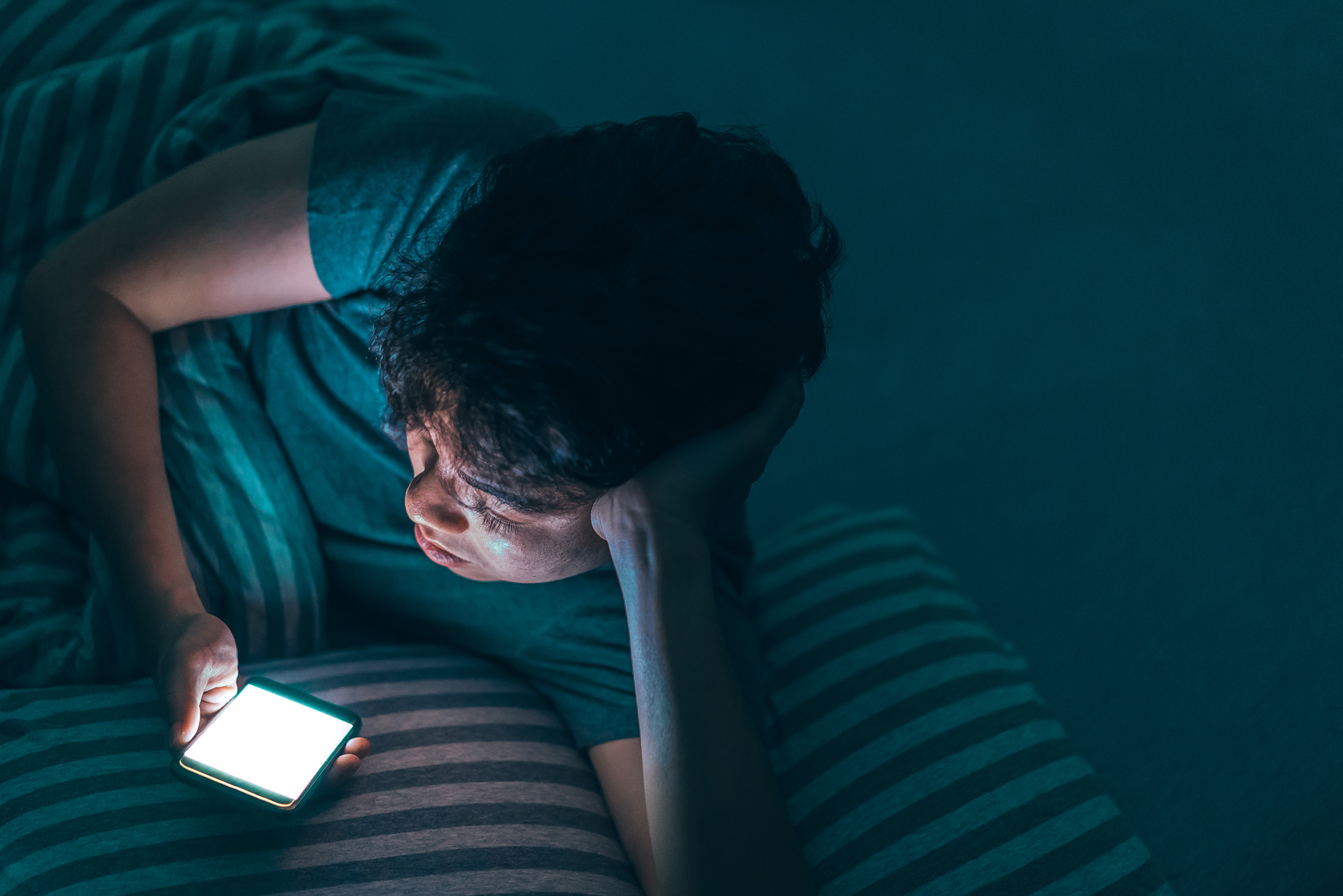 Więcej technologii i mniej snu – przepis na depresję nastolatka