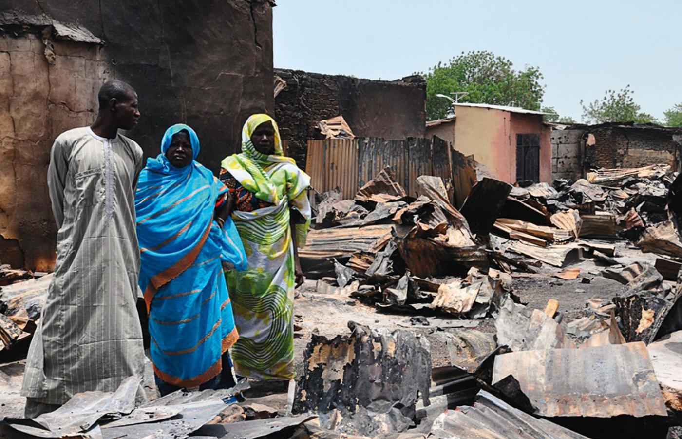 Zgliszcza nigeryjskiej miejscowości na pograniczu z Kamerunem po ataku islamistów z Boko Haram.