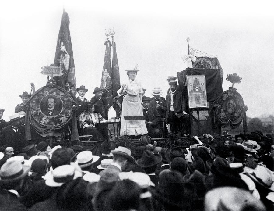 Róża Luksemburg przemawia podczas drugiej międzynarodówki europejskich socjalistów w Stuttgarcie, 1907 r.