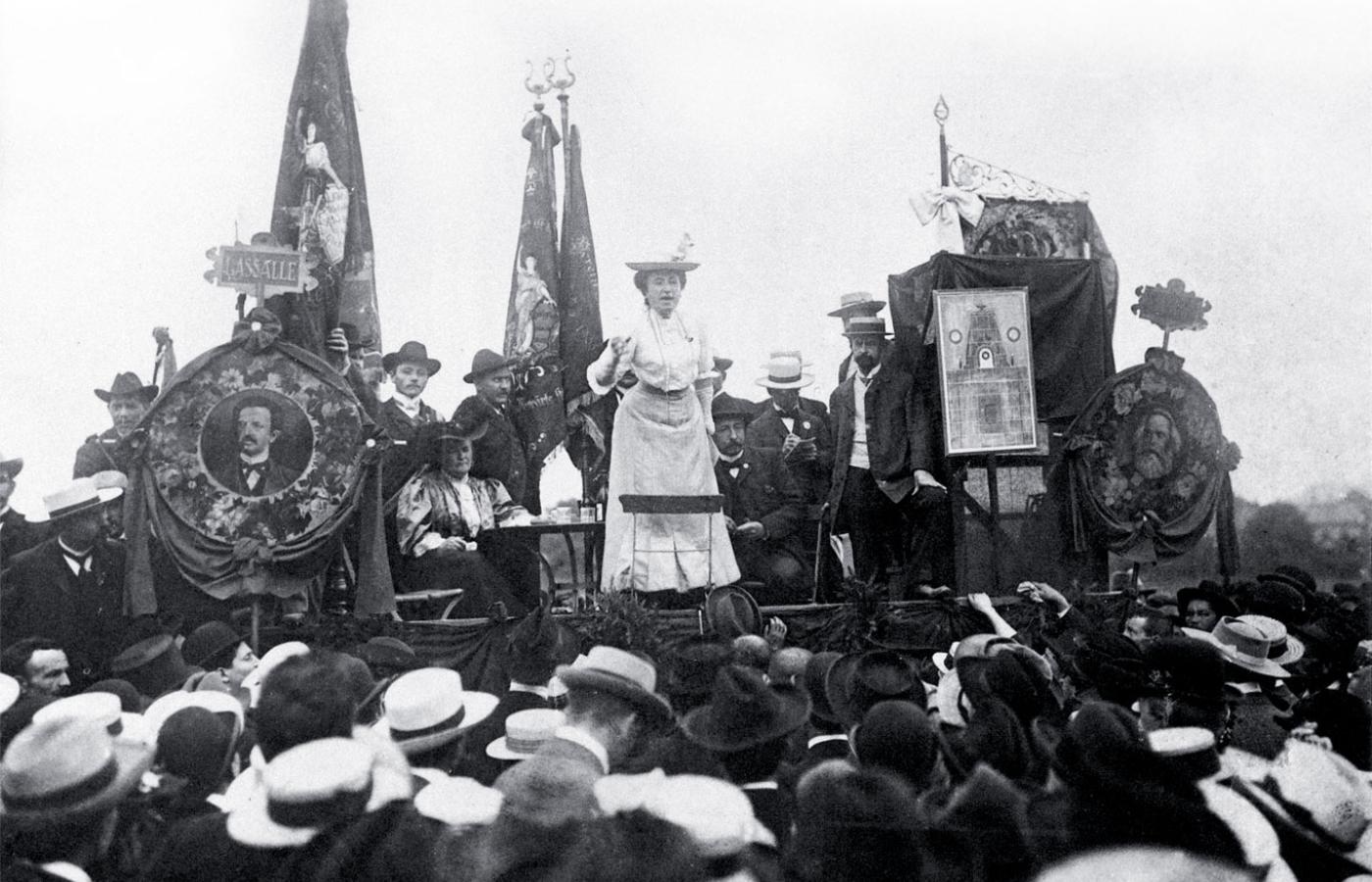 Róża Luksemburg przemawia podczas drugiej międzynarodówki europejskich socjalistów w Stuttgarcie, 1907 r.