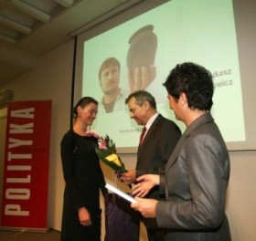 W imieniu archeologa mgr. Łukasza Miechowicza dyplom i portfel odebrała jego żona Dobromiła Uhma-Miechowicz.