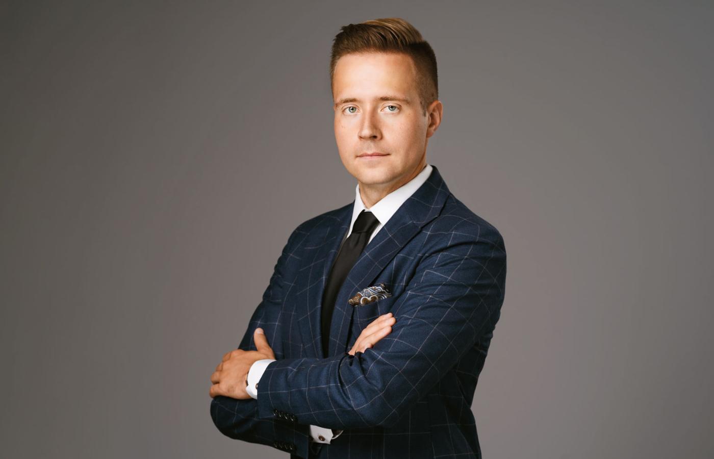 Mateusz Płudowski, radca prawny, właściciel kancelarii prawnej specjalizującej się w kredytach frankowych.