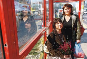 Janek  (w Okularach) wychodzi z Ani rzadko...