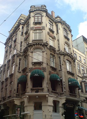 Jedna z kamienic w Beyoğlu, dzielnicy knajpek i restauracji, gdzie w XIX w. powstała „mała Europa” z hotelami, bankami, teatrami, apartamentami dla dyplomatów i zamożnych kupców.