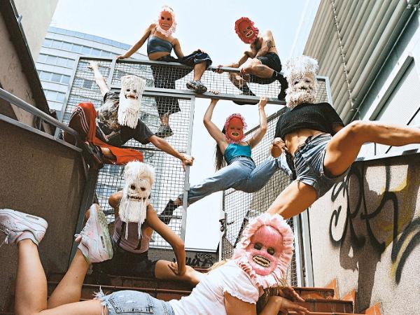 Ulica, codzienne życie i realne problemy od dawna są w centrum zainteresowań artystycznych Marty Ziółek i Anki Herbut.