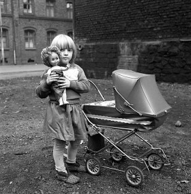 Zabawki lat 70. Osobiste i trochę okazalsze, na miarę dóbr konsumpcyjnych rodziców. Górny Śląsk, ok. 1975.