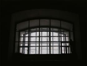 Sprawcy zostawili wiele śladów. Na umywalce znaleziono krwawy odcisk palca, drugi na komputerze, który zrzucony z biurka leżał na podłodze. Odcisk podeszwy trampka.