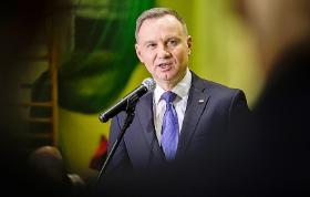 W krajowej polityce przeważnie jest mało aktywny, ale raz na kilka miesięcy lubi narobić trochę szumu.