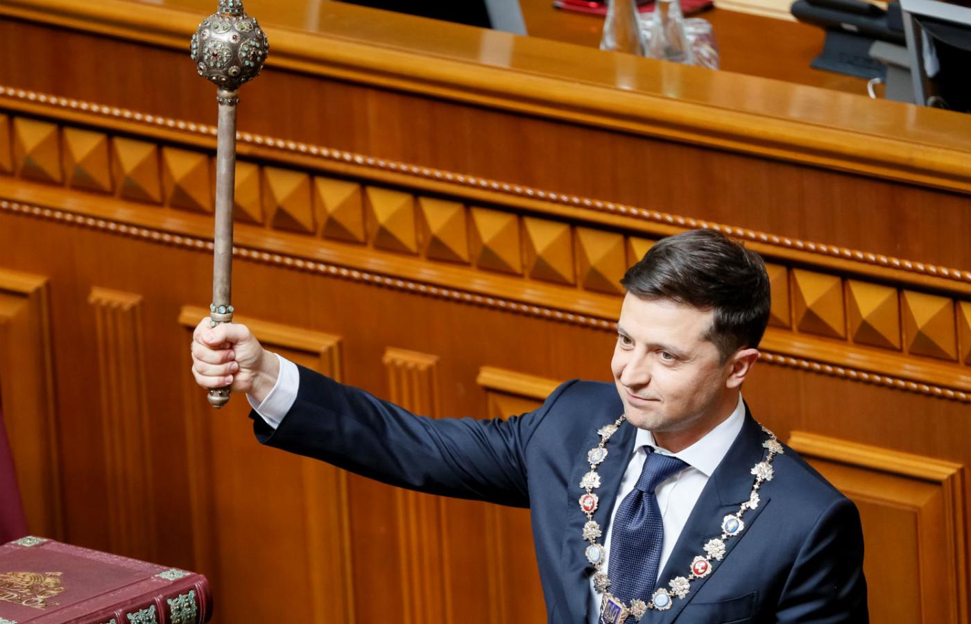 Inauguracja Wołodymyra Zełenskiego zakończyła się niespodziewaną deklaracją świeżo zaprzysiężonego prezydenta Ukrainy o rozwiązaniu Rady Najwyższej i wezwaniu do przedterminowych wyborów.