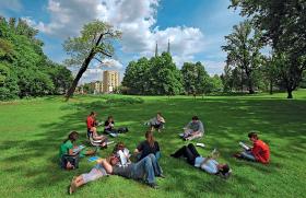 2. Miejska zieleń. Zajmuje średnio 25-35 proc. powierzchni polskich miast, co sytuaje nas w światowej czołówce. Park Praski, Warszawa.