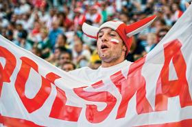 Czego Słowianin nie wymyśli? Są rodacy z czerwono-białymi rogami wikingów. Jest smok, do zdjęć pozuje król Jagiełło – wiadomo, pobił Krzyżaków.