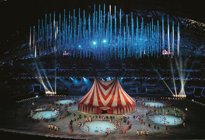 Występ cyrkowców podczas ceremonii zakończenia igrzysk w Soczi w 2014 roku.