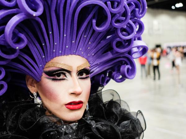 Pionierzy ze środowiska drag queens wkładali ogromne peruki, jaskrawe kiecki, kilkunastocentymetrowe obcasy i sztuczne cycki – wszystko musiało być wielkie.