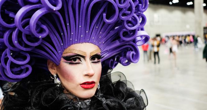 Pionierzy ze środowiska drag queens wkładali ogromne peruki, jaskrawe kiecki, kilkunastocentymetrowe obcasy i sztuczne cycki – wszystko musiało być wielkie.