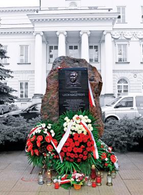 Kontrowersyjny pomnik pod stołecznym ratuszem