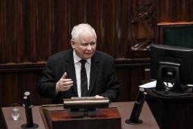 Kaczyński gwałci reguły gry, ale nie po to, aby wywrócić stolik, ale by wygrać.