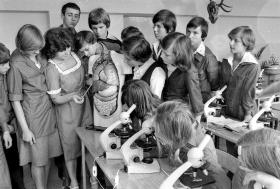 W szkole i wtedy, i dziś przede wszystkim się uczy. Lekcja biologii w Katowicach, 1977 r.