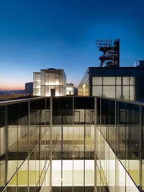 Nowe Muzeum Śląskie w Katowicach (Riegler Riewe Architekten). Muzeum powstało na terenie dawnej kopalni Katowice, łącząc stare z nowym.