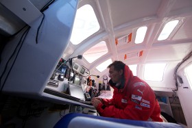 Polski żeglarz Zbigniew Gutkowski, sprawdza prognozy pogodowe.