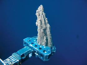 Próbka wydobywana przez pojazd podwodny ROV.