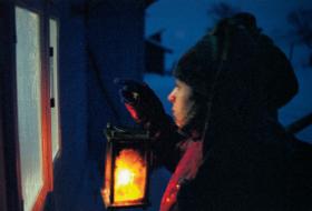 Dla adeptów kolędnictwa: przygoda i wyzwanie. Czy im otworzą i... czy przyjmą? Coraz więcej ludzi jest zbyt zamkniętych i samotnych, żeby się cieszyć. Coraz trudniej przekonać domowników, że przebrany korowód nie ma na celu ogłuszenia gospodarzy i wyniesienia sprzętów.