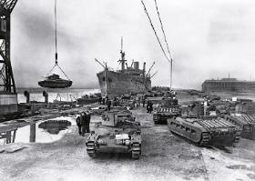 Brytyjskie czołgi ładowane na statki, którymi popłyną do ZSRR, październik 1941 r.