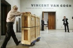 Konserwatorzy to grupa najbardziej przeciwna podróżom dzieł sztuki. Twierdzą, że płótno cały czas pracuje, a szkody wywołane zmianami wilgotności czy podróżą nie muszą być widoczne od razu gołym okiem.